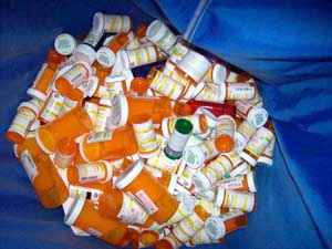 Botes de medicamentos tirados a la basura